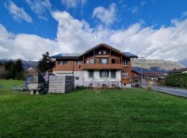 Family-friendly apartment with Alpine view，位于Matten的酒店