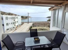 Με θέα τον όρμο της Βάρης，位于瓦里的酒店