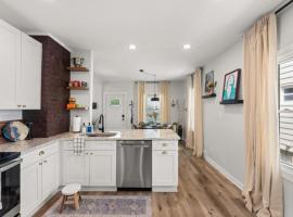 Renovated and Professionally Designed 3Bed Home，位于Euclid的酒店