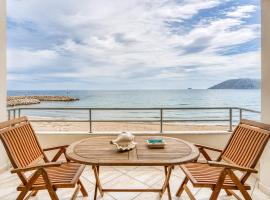 Komi Shoreline Blue Window，位于Kómi的酒店