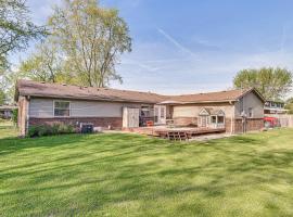 12 Mi to Indianapolis Motor Speedway Home with Deck，位于布朗斯堡的酒店