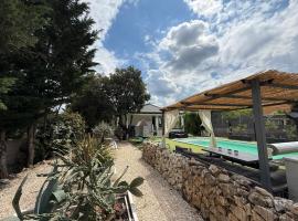 Villa CarpeDiem Cévennes - piscine & terrain tennis，位于Méjannes-le-Clap的酒店