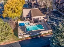 Piñon Perch 2 bedroom condo with pool, sauna, & hot tub