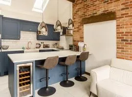 The Cowshed - Luxury Barn with Hot Tub