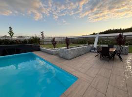 Ferienhaus mit privatem Pool，位于索尔陶的酒店