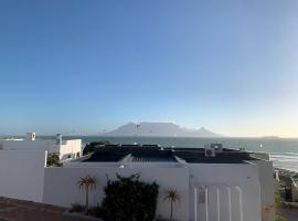 Our Cape Town Home - Beach Villa with Stunning Sea & Mountain Views!，位于布鲁堡史特兰的乡村别墅
