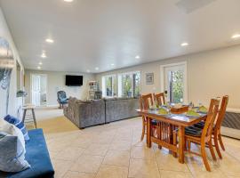 Fish and Hike Apartment with Pool Table in Ketchikan!，位于克奇坎的酒店