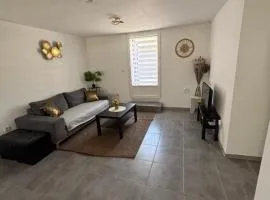 UNIQUE Appartement cosy dans villa avec piscine très bien placé