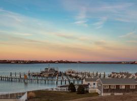 Champlin's Marina & Resort，位于新肖雷汉姆的酒店
