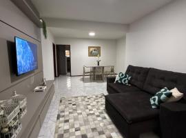 Apto completo, 3 quartos, 2 banheiros, sala com tv a cabo smart, internet rápida, cozinha completa, lavanderia, 2 vagas de garagem, para até 5 pessoas, apto de fácil acesso, no centro da cidade，位于Dois Vizinhos的酒店