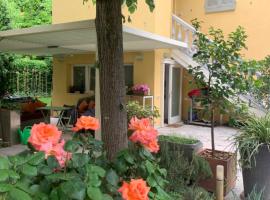 La tua casa con giardino a 2 passi dal centro，位于摩德纳的酒店