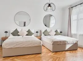 Bright - 3BR - Fast Wifi - At Bus and Tram Station