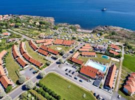 5 person holiday home on a holiday park in Gudhjem，位于古兹耶姆的酒店