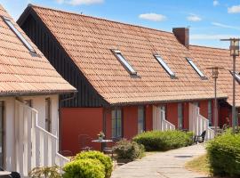 5 person holiday home on a holiday park in Gudhjem，位于古兹耶姆的酒店