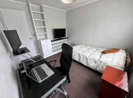 Habitación con cama de plaza y media con baño privado，位于延基韦的酒店