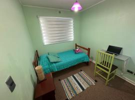 Habitación individual con baño compartido，位于延基韦的酒店