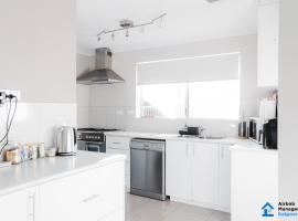 Spacious 5-bed house opposite Golf Course，位于卡尔古利的酒店