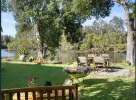 Januce - delightful river front house in Urunga