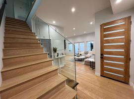 Newly constructed 2 bedroom by La Cienega Plaza with parking, modern kitchen, washer dryer and very central to attractions，位于洛杉矶的酒店