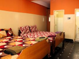 I-ROOMZ Surya Deluxe Lodge，位于Chik Ballāpur的酒店