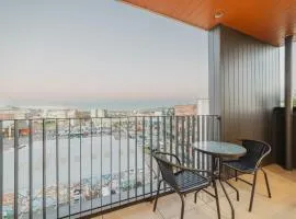 Tuam St Stay - 1BR with Balcony Bath