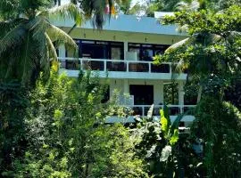 CoCoSuRf House, Luxury among palms