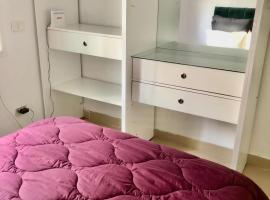 Appartement richement meubl&eacute; &agrave; Ezzahra，位于Ez Zahra的带停车场的酒店