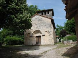 Maison typique à coté d'une église du XIIeme，位于里贝拉克的酒店