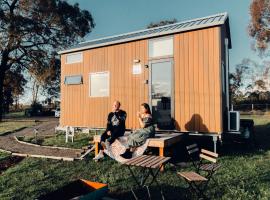 Odyssean Tiny House A by Tiny Away，位于塞斯诺克的小屋