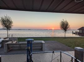 Houseboat 11 direct aan het Sneekermeer，位于Offingawier的酒店
