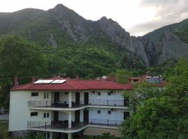Enastron Hotel，位于卡托劳塔翁的酒店