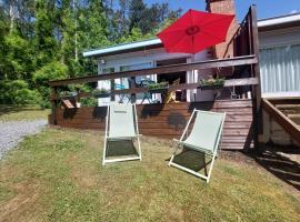 LE PETIT CHALET - Bungalow，位于Waulsort的酒店