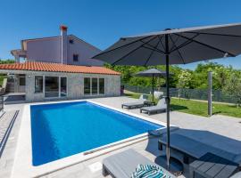 Villa Kalac, a charming holiday pool oasis near the sea，位于拉莎的酒店