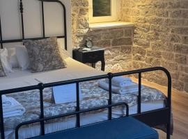 Centrum Luxury Rooms，位于希贝尼克的酒店