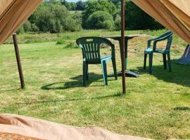 Bell tent one of three to rent fully equipped private equipped kitchen tents too，位于Saint-Michel-de-Montjoie的酒店