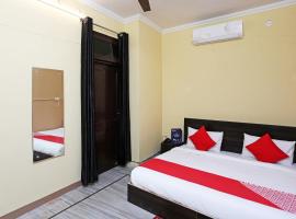 Hotel O Greenview Near Munshi Pulia Metro Station，位于Vibhuti Khand的酒店