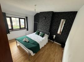 Cosy 4 Bedroom Birmingham，位于达德利的酒店