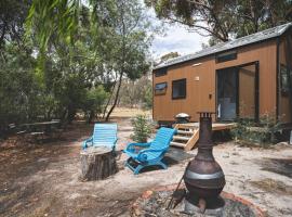 Tiny Hideaway at Cloverhills by Tiny Away，位于Newham的酒店