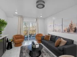 Deluxe 2BR Condo - Free Parking - 25 Min to NYC - Sleeps 6