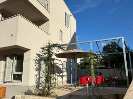 Supetar Cypress House - near the beach，位于苏佩塔尔的乡村别墅