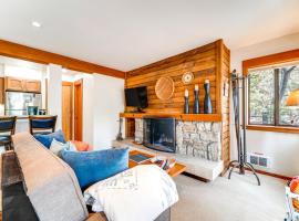 Hike, Golf and Ski Cozy Tahoe City Condo!，位于塔霍城的酒店
