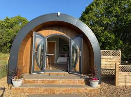 Luxury Glamping Pods with private Hot Tubs - Dog Friendly，位于霍尔斯沃西的酒店
