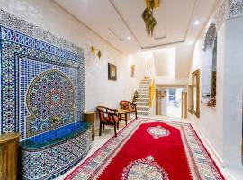 Riad Les Champs De F&egrave;s，位于非斯的带泳池的酒店