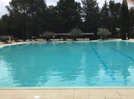 Bastidon provençal dans domaine naturiste，位于贝端的酒店
