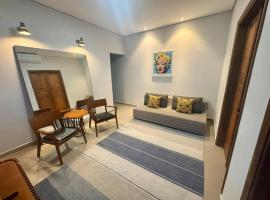 Rustic House with Large Garage - Close to the Beach，位于桑托斯的酒店