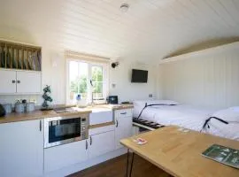 1 King-size Bed Deluxe Cabin - Free Parking