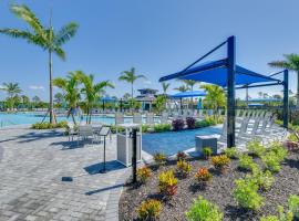 Balcony and Golf Course View Venice Condo with Perks!，位于威尼斯的酒店