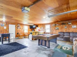 Walk to Beach Home with Game Room and Yard in Algoma!，位于Algoma的酒店