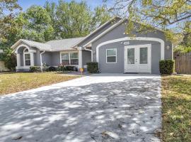 Entire House with Hot Tub Close to Orlando Disney and Beach，位于德尔托纳的酒店