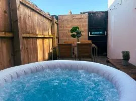 Duplex Stay With Hot Tub Opposite Stadium